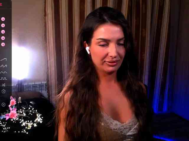 LauraBess webcam