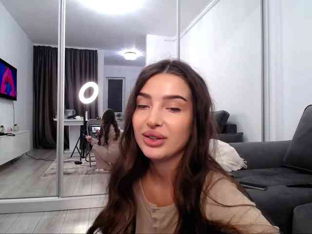 LauraBess webcam