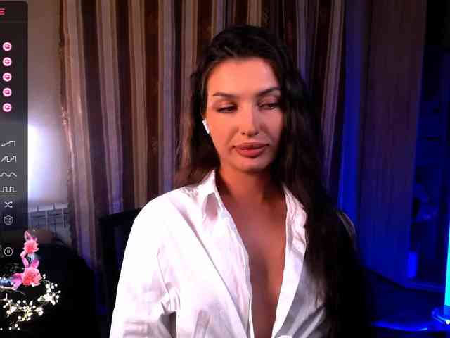 LauraBess webcam