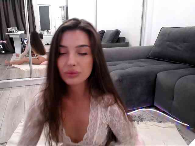LauraBess webcam