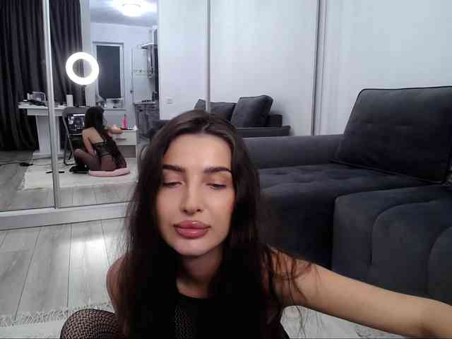 LauraBess webcam