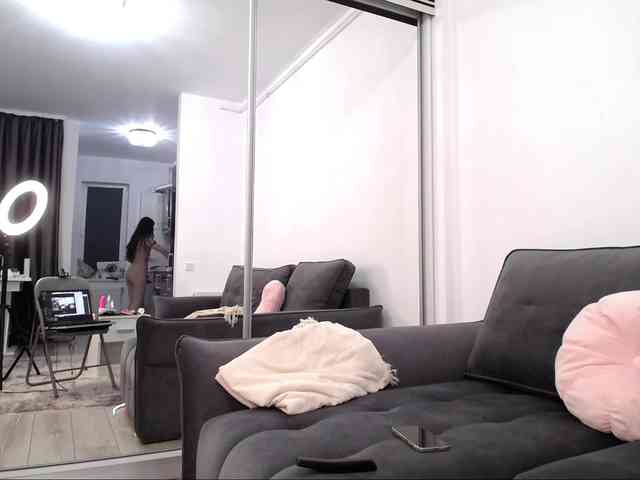 LauraBess webcam