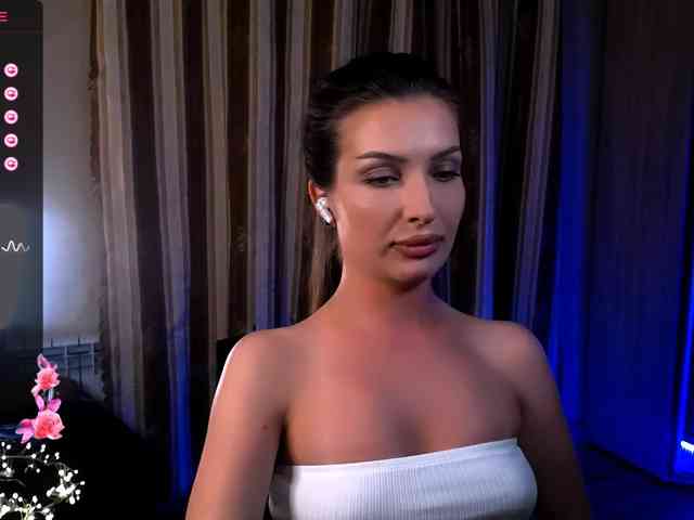 LauraBess webcam