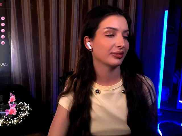 LauraBess webcam