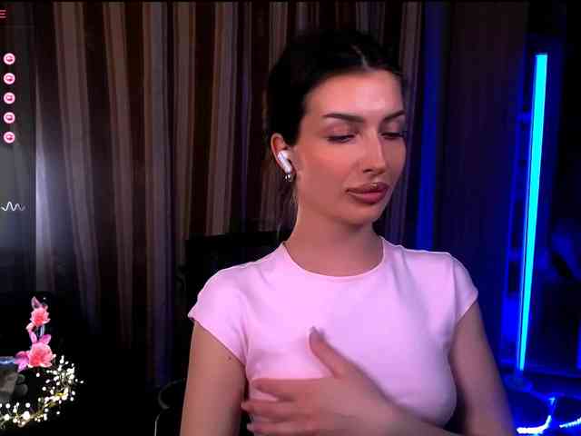 LauraBess webcam