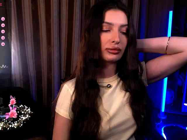 LauraBess webcam