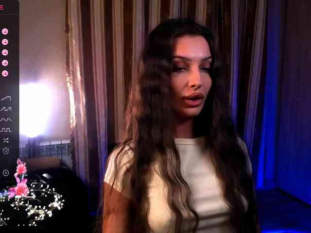 LauraBess webcam
