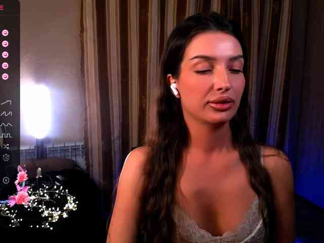 LauraBess webcam