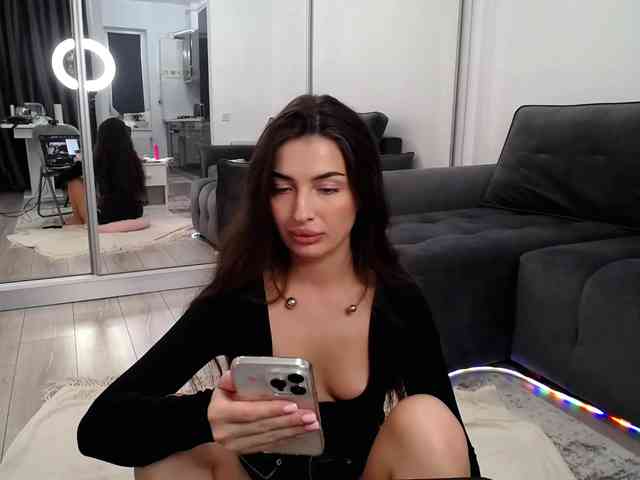 LauraBess webcam
