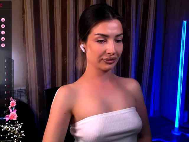 LauraBess webcam