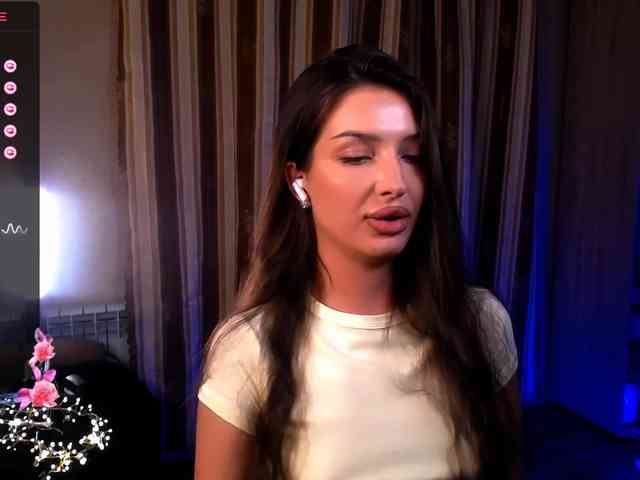 LauraBess webcam