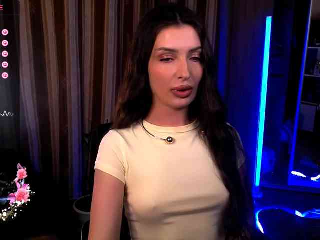 LauraBess webcam