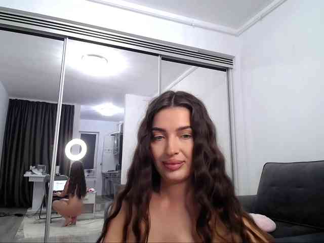 LauraBess webcam