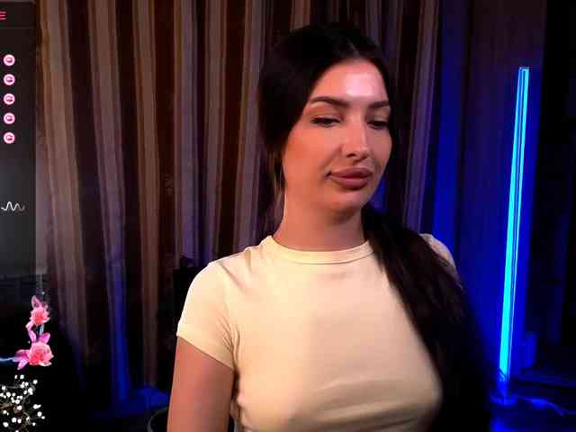 LauraBess webcam