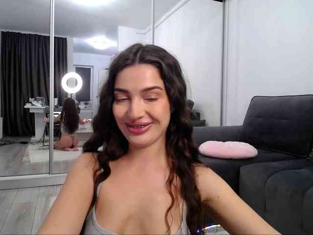 LauraBess webcam
