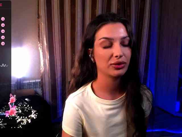 LauraBess webcam