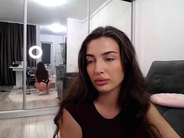 LauraBess webcam