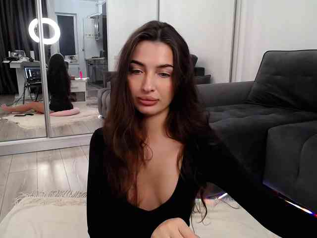 LauraBess webcam