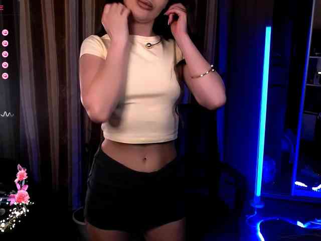 LauraBess webcam