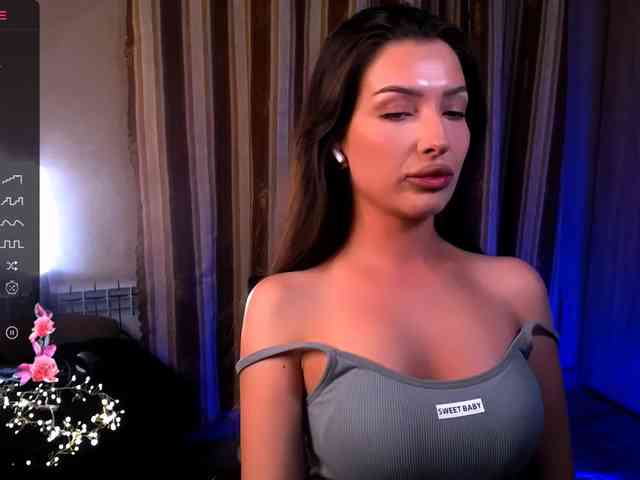 LauraBess webcam