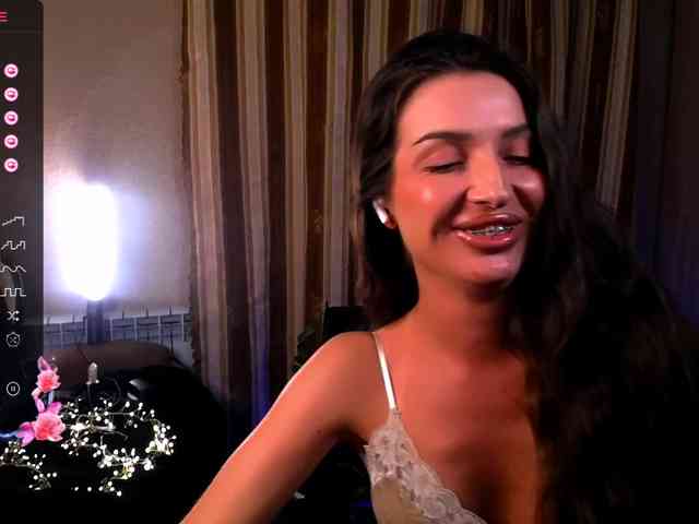 LauraBess webcam