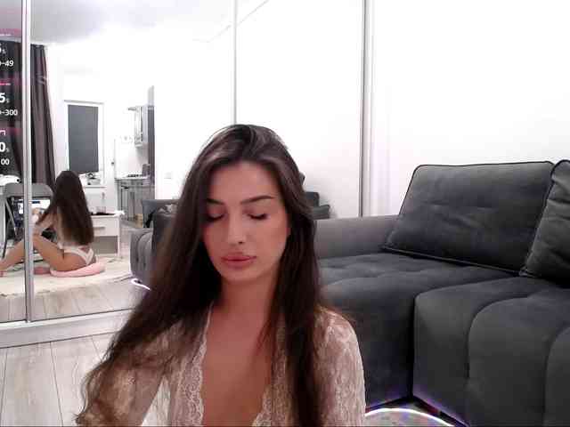 LauraBess webcam