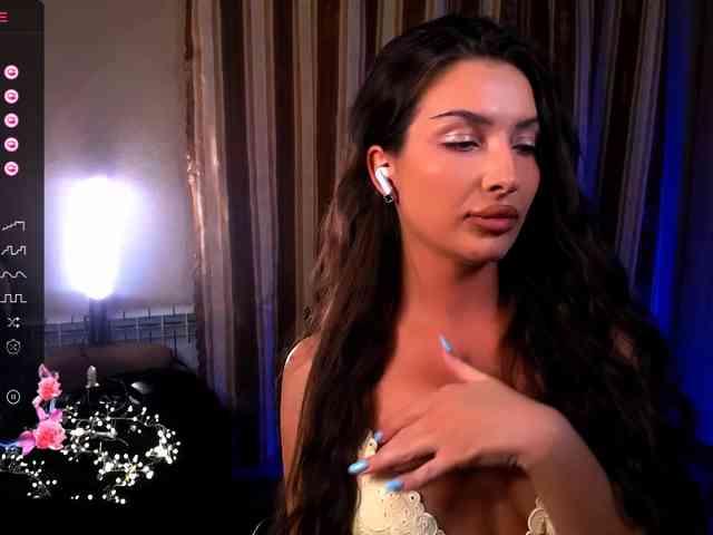 LauraBess webcam
