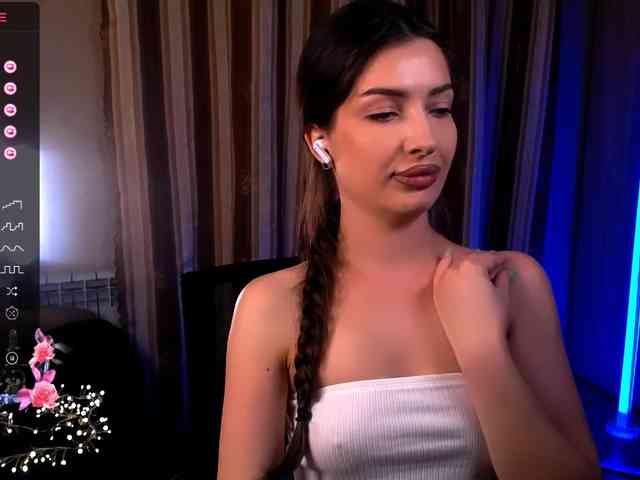 LauraBess webcam