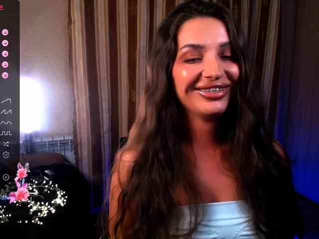 LauraBess webcam
