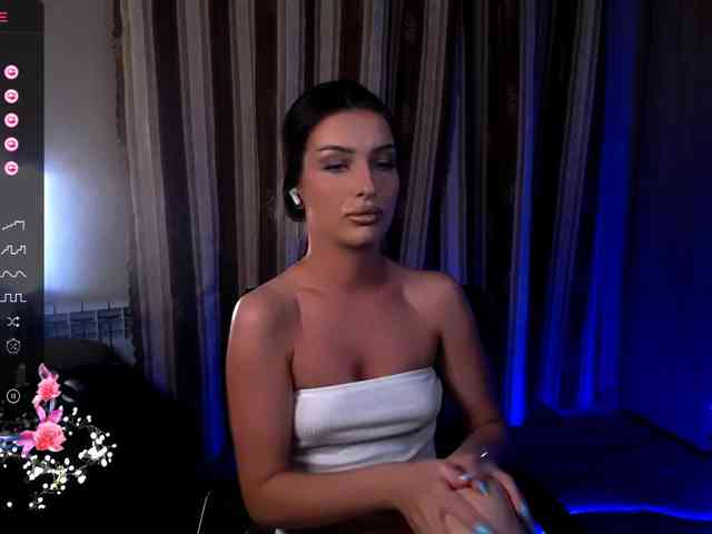 LauraBess webcam