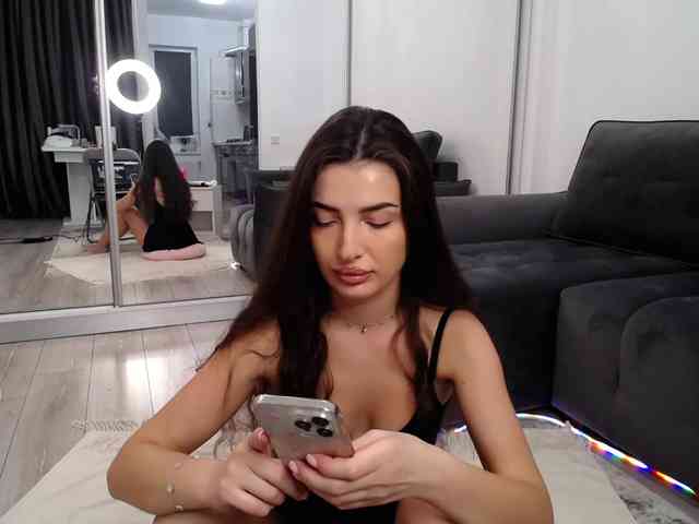 LauraBess webcam