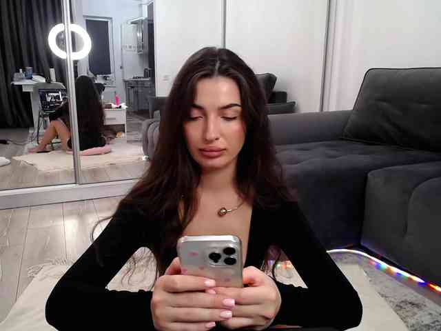 LauraBess webcam