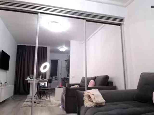 LauraBess webcam