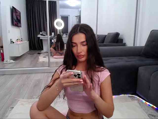 LauraBess webcam