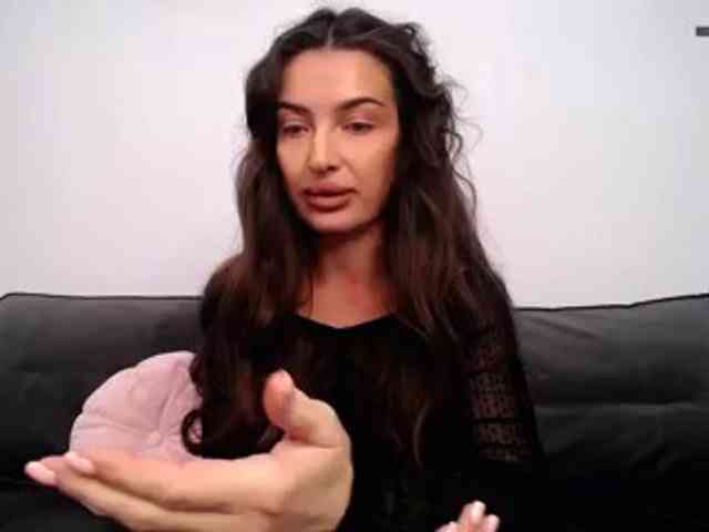 LauraBess webcam