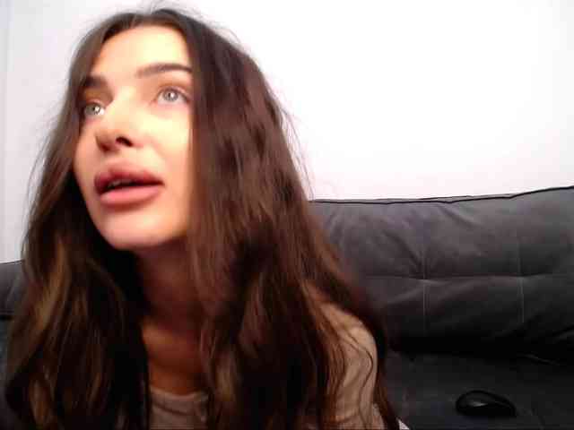 LauraBess webcam