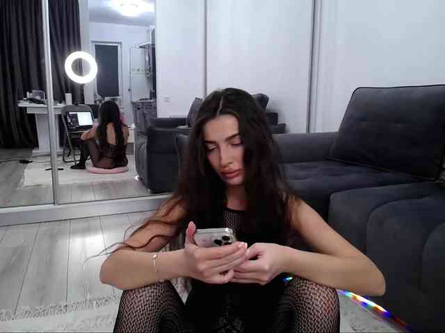 LauraBess webcam