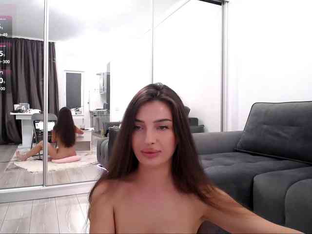 LauraBess webcam