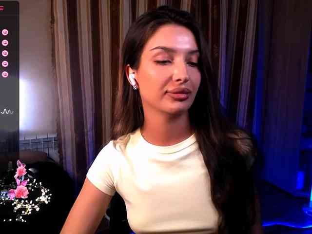 LauraBess webcam