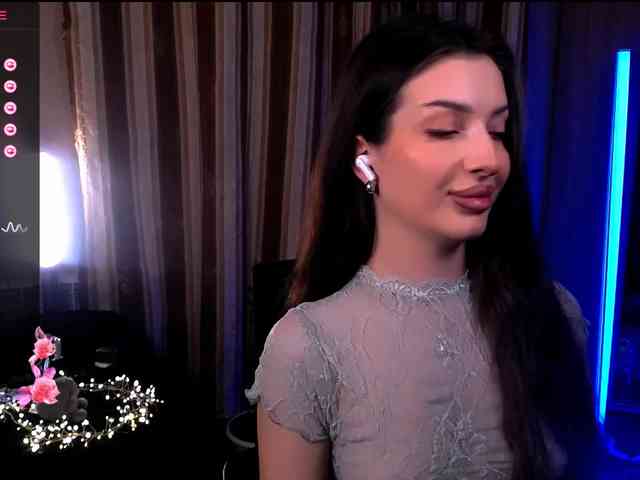 LauraBess webcam