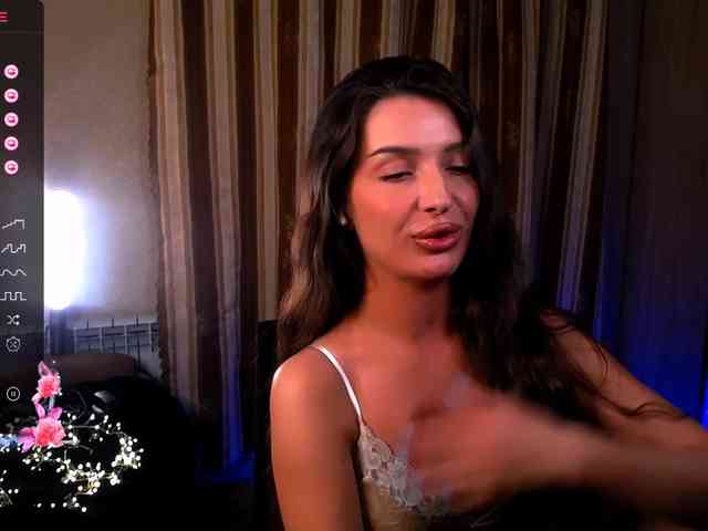 LauraBess webcam