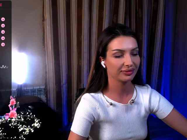 LauraBess webcam