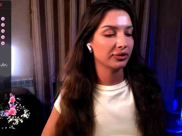 LauraBess webcam