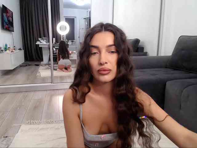LauraBess webcam