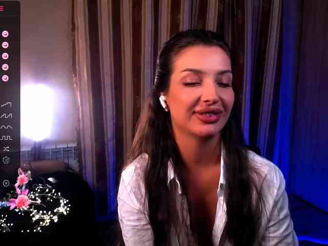 LauraBess webcam
