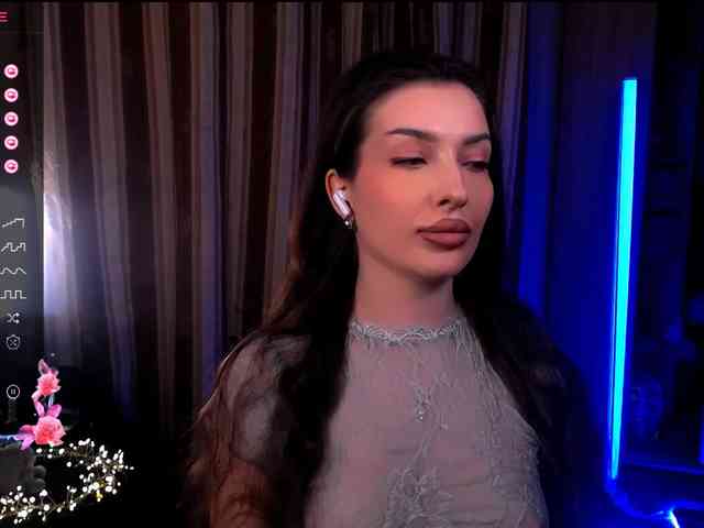 LauraBess webcam