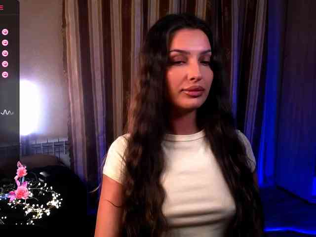 LauraBess webcam