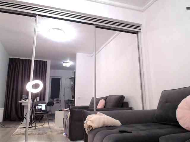 LauraBess webcam