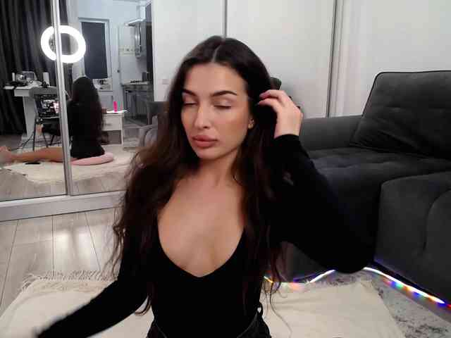 LauraBess webcam