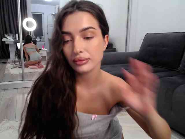 LauraBess webcam